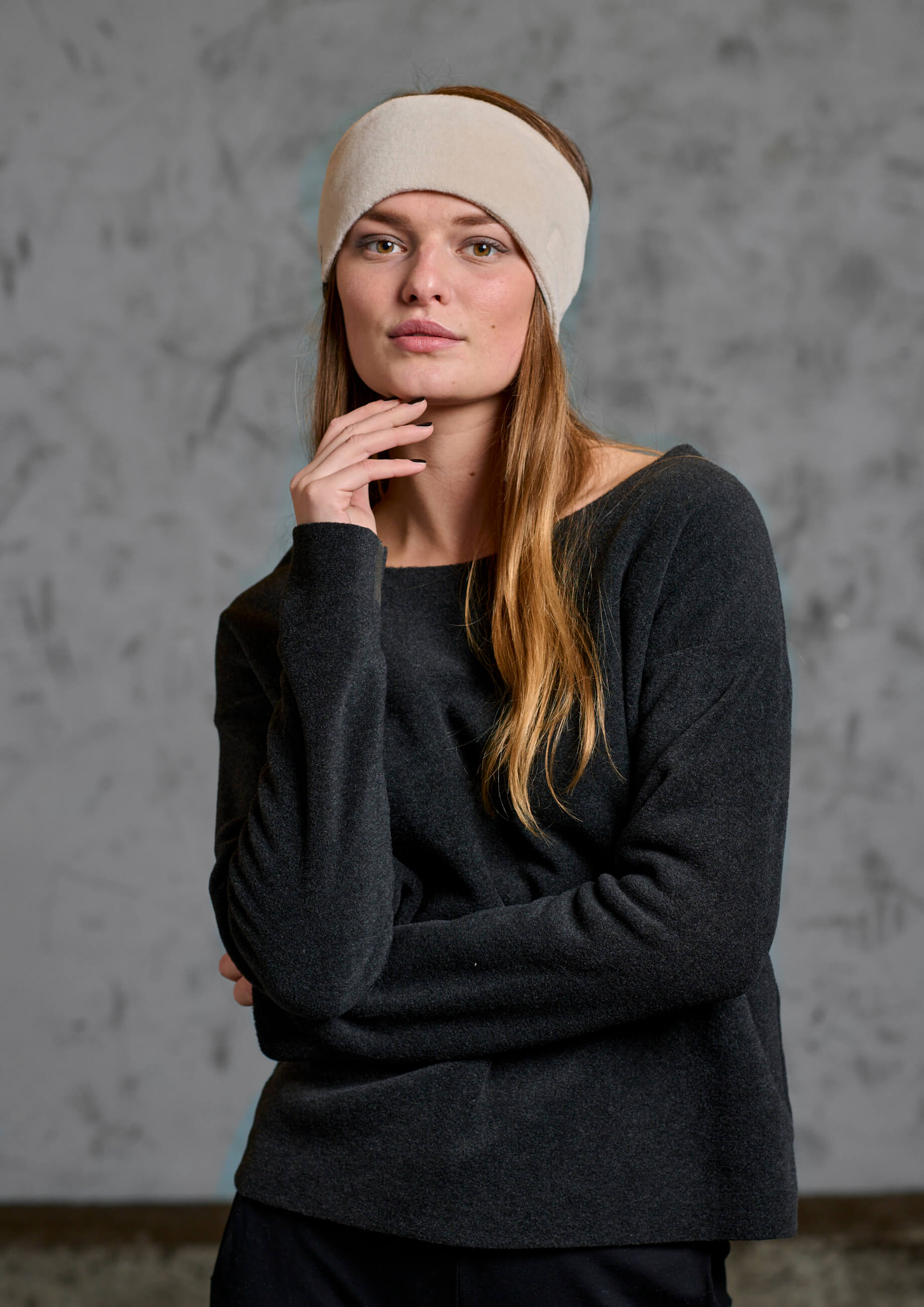 A woman wearing a light beige headband.