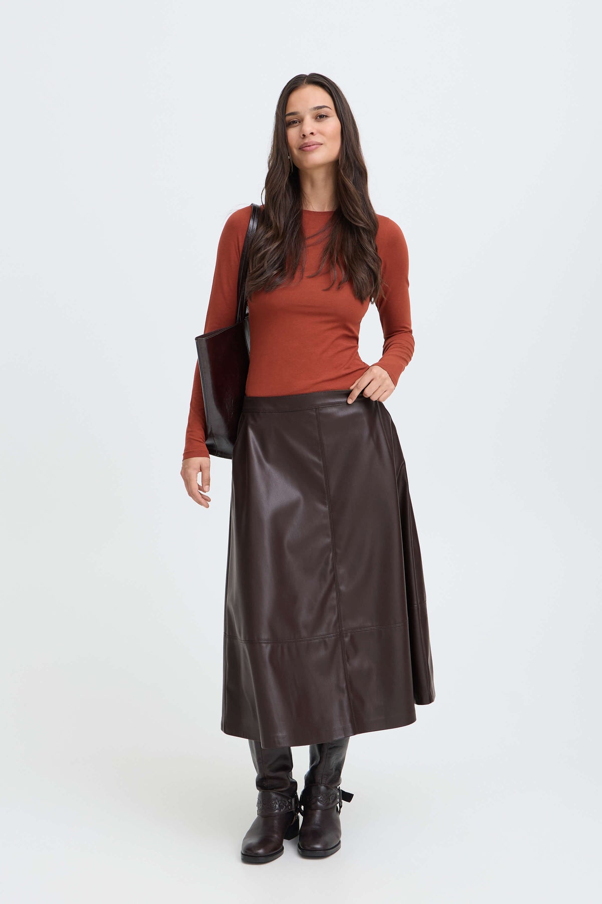 Full-length model wearing the b.young Daja brown leather-look midi skirt
