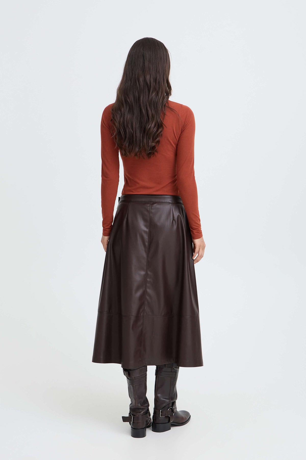 Back view of a model wearing the b.young Daja brown A-line midi skirt