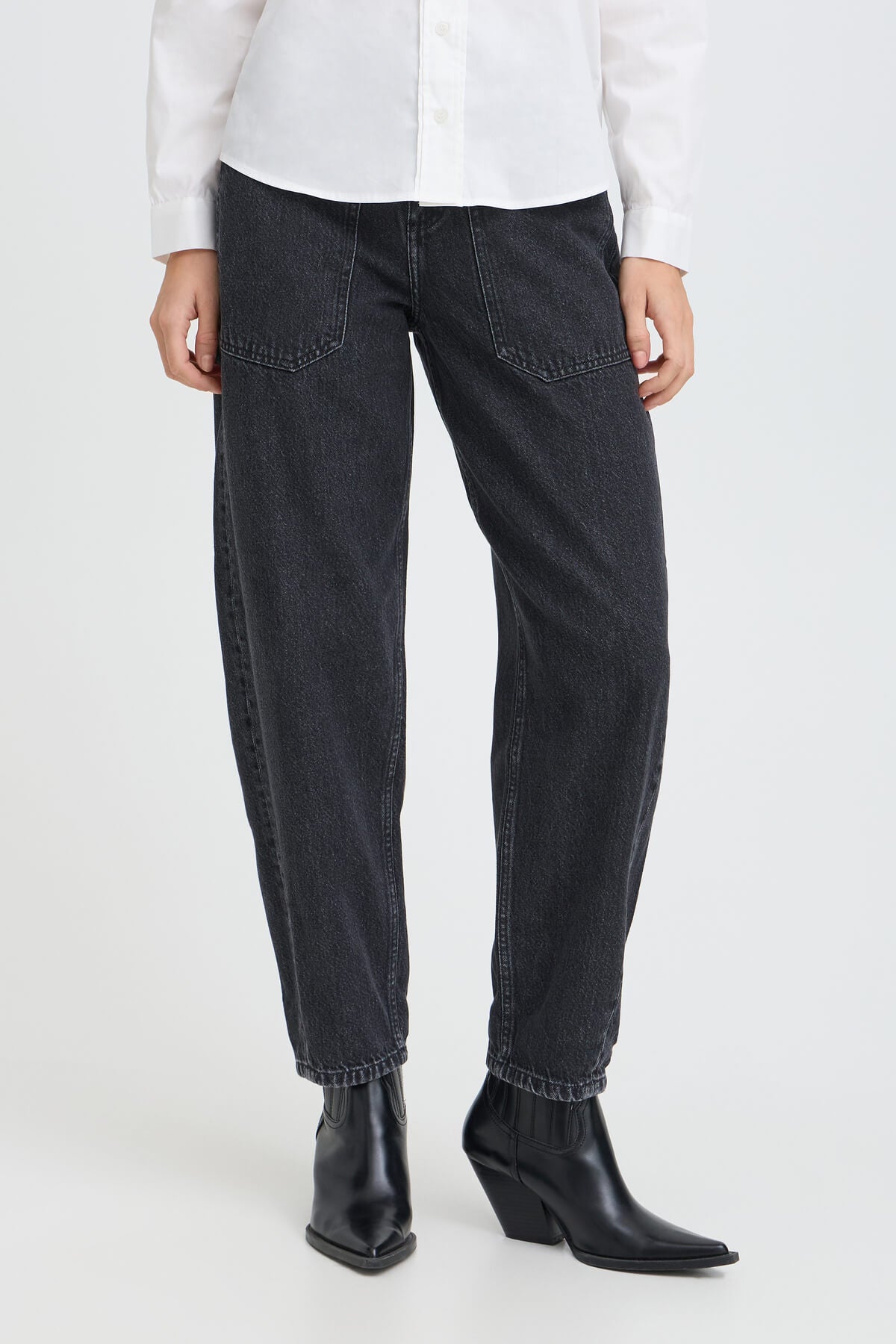 Model wearing b.young Kizion black denim barrel-leg jeans with a high waist and angled front pockets