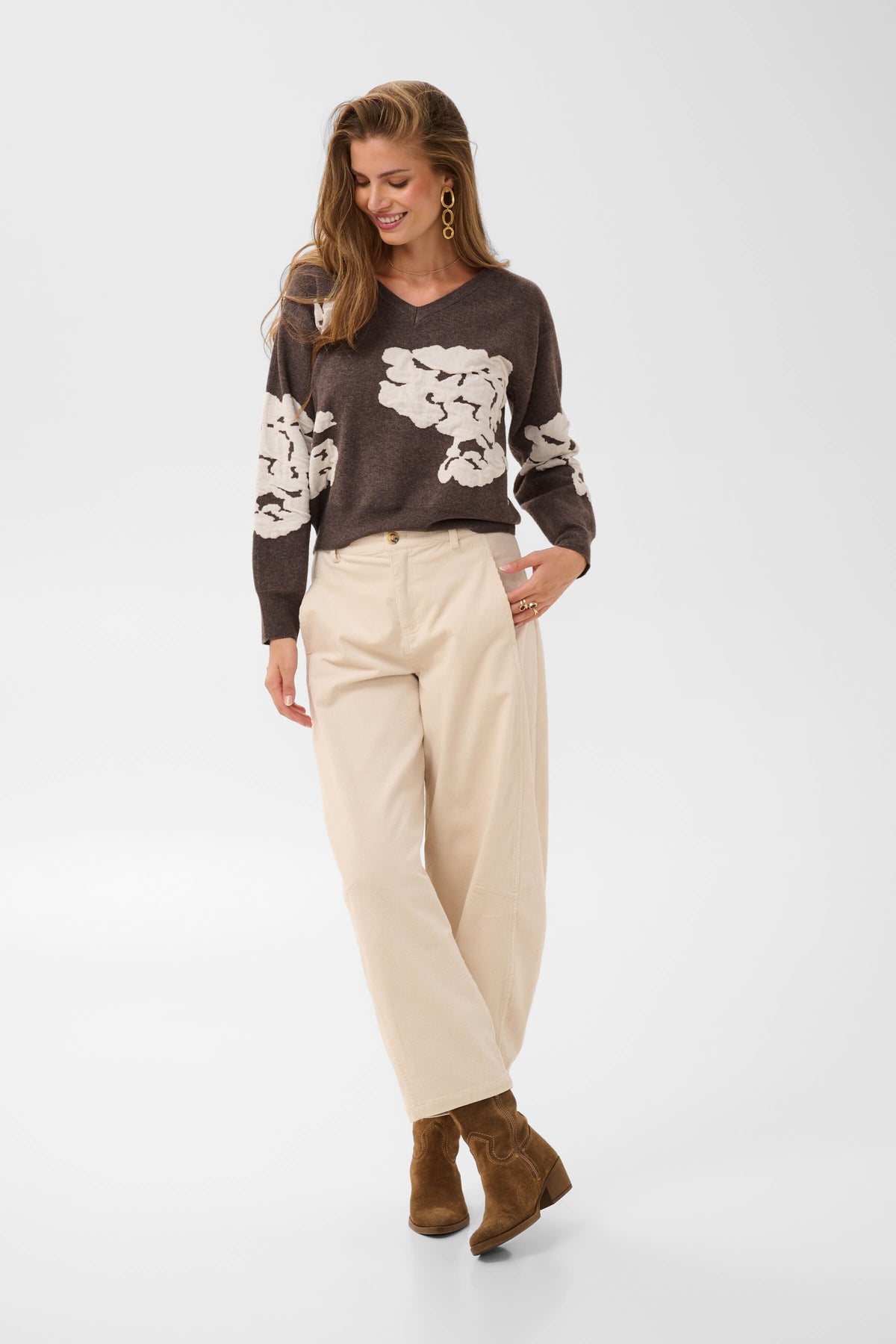 Cream style 10615672 loose-fit jumper full-length model view