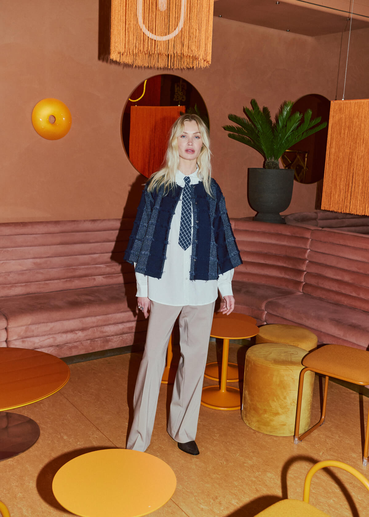 Freequent Fiva relaxed cotton shirt on model