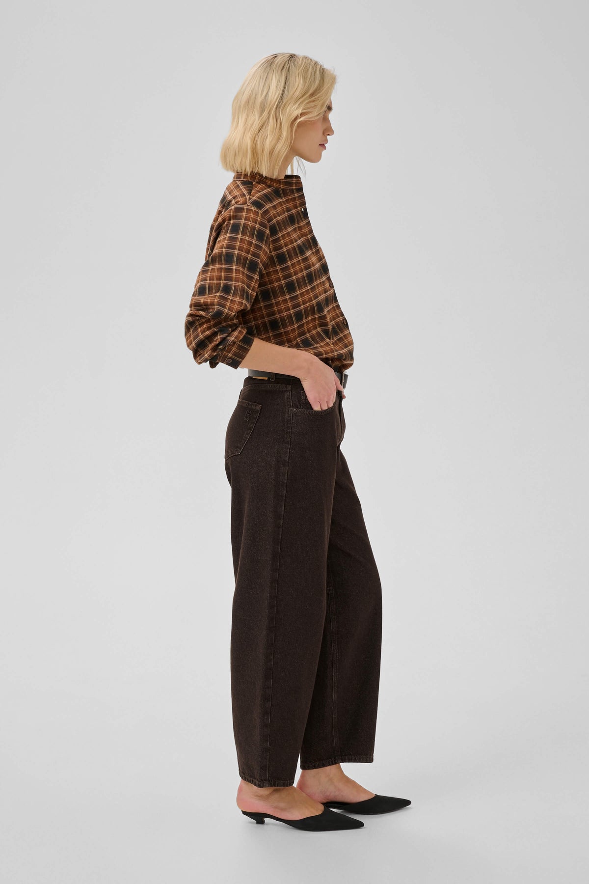 My Essential Wardrobe barrel-leg jeans on model