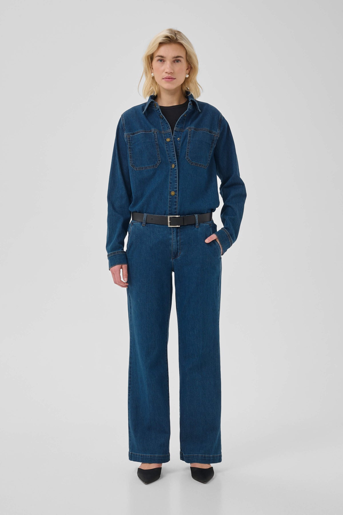 Women’s mid-rise wide-leg jeans with zip fastening