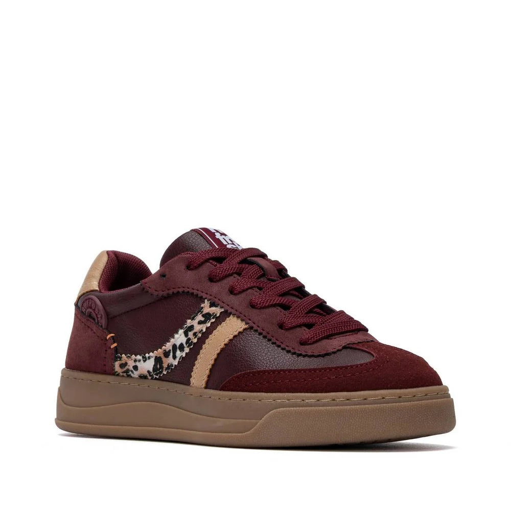 Refresh women’s red trainers front view