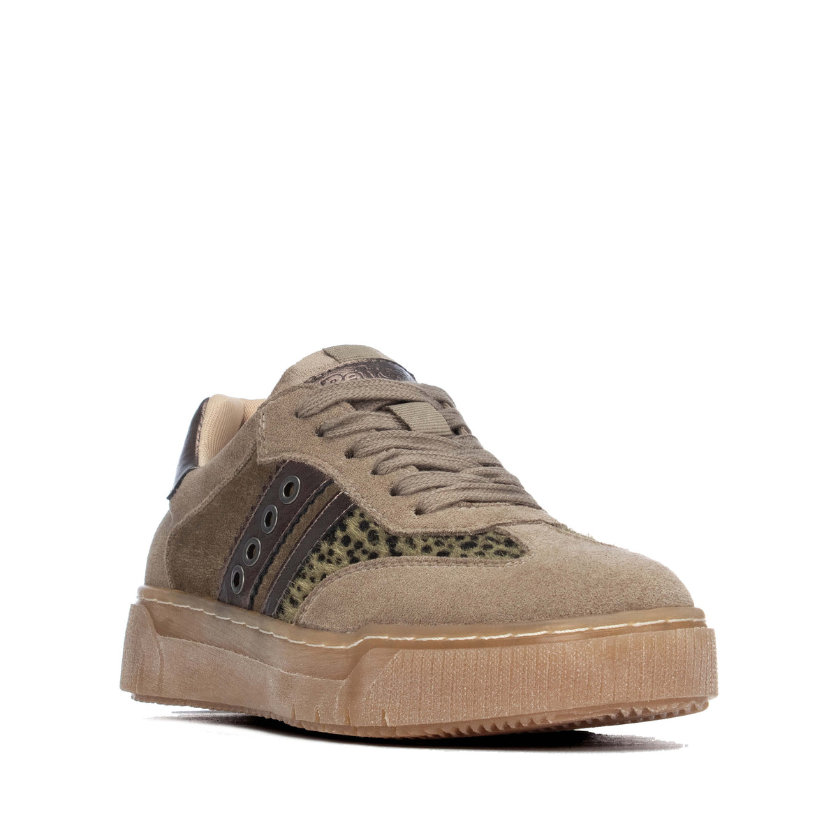 Refresh lace-up runners featuring a wide treaded rubber sole