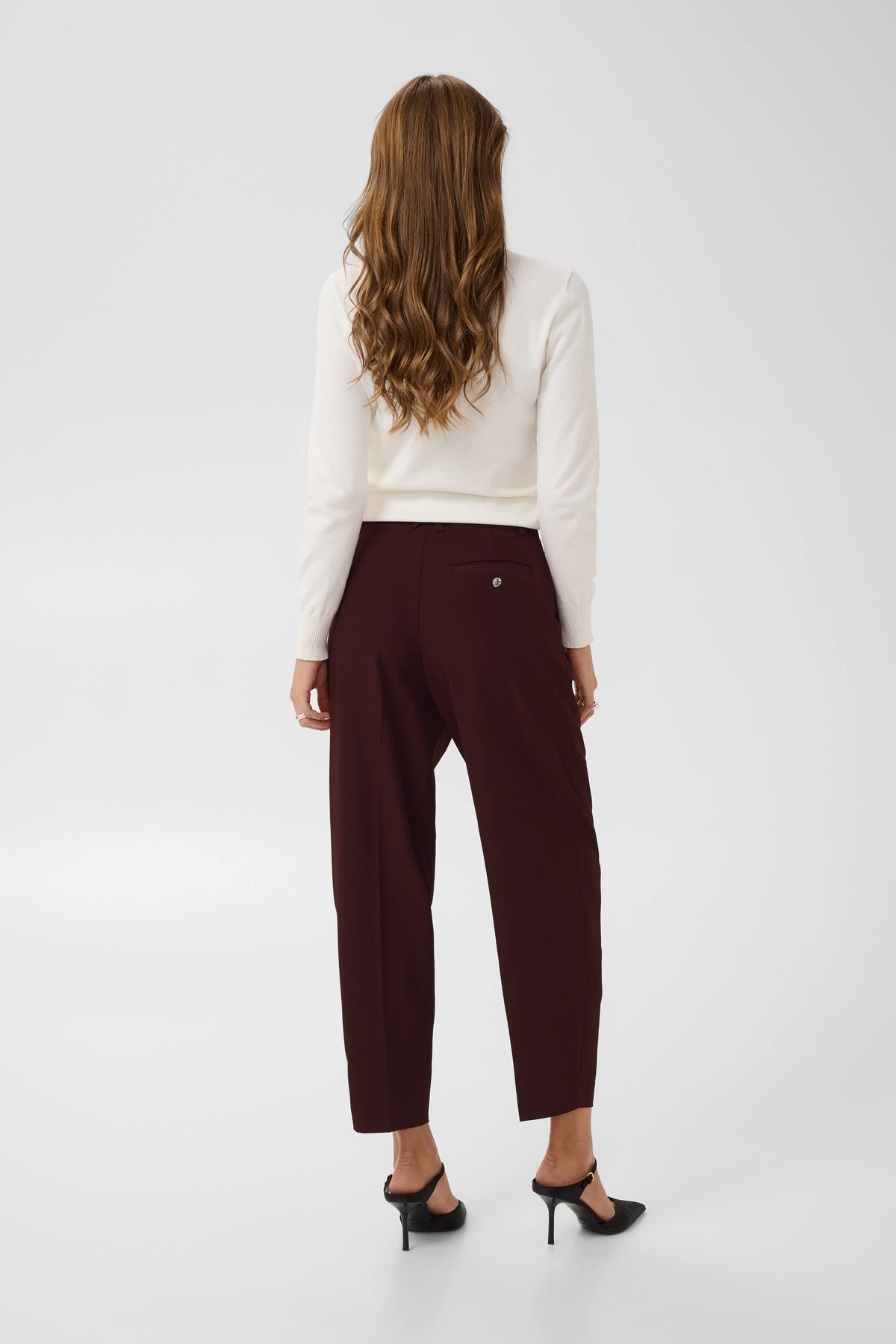 UbigailSZ trousers with a relaxed fit and slightly tapered leg