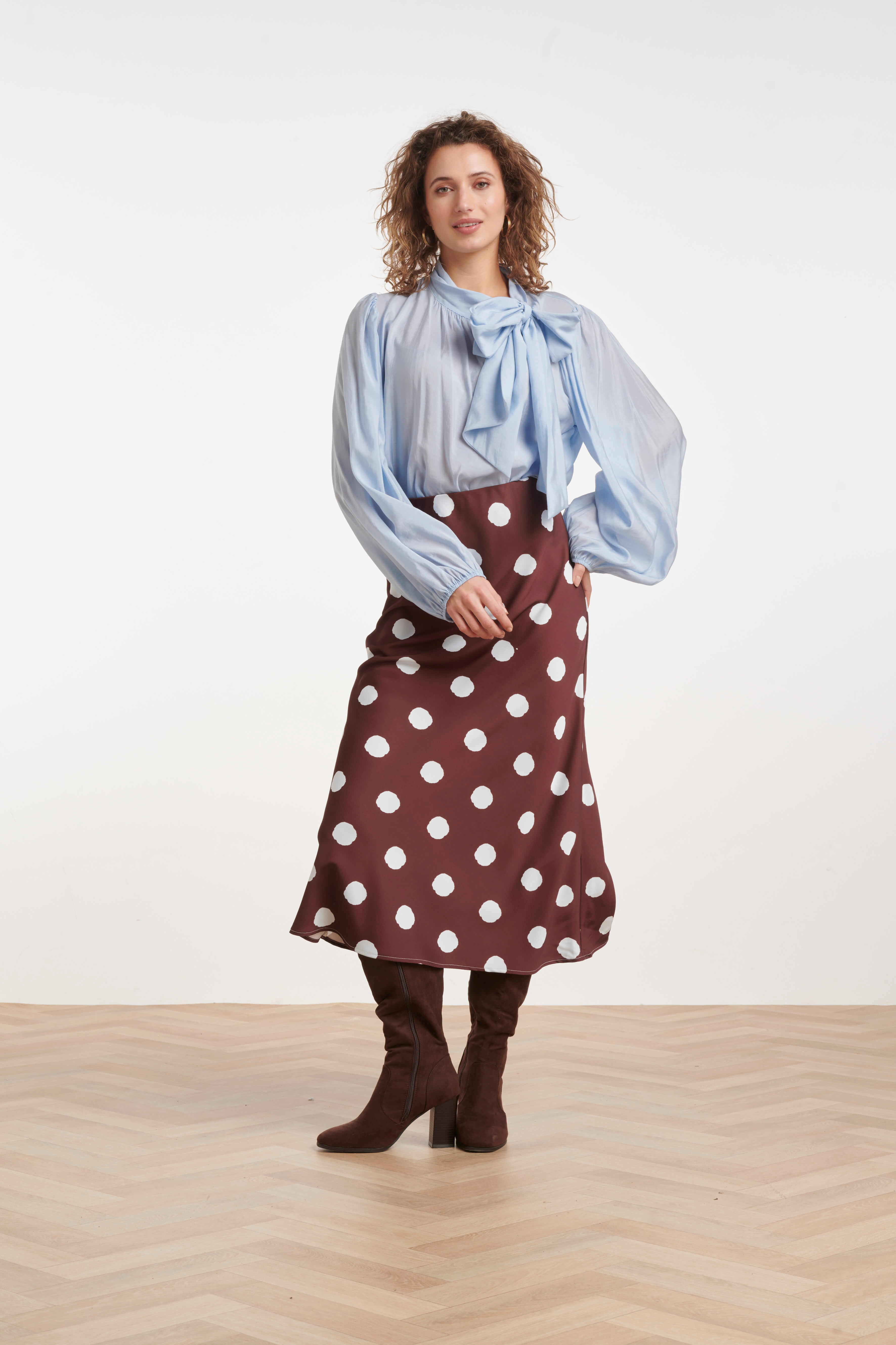 Women’s high-waisted midi skirt with a flowing silhouette