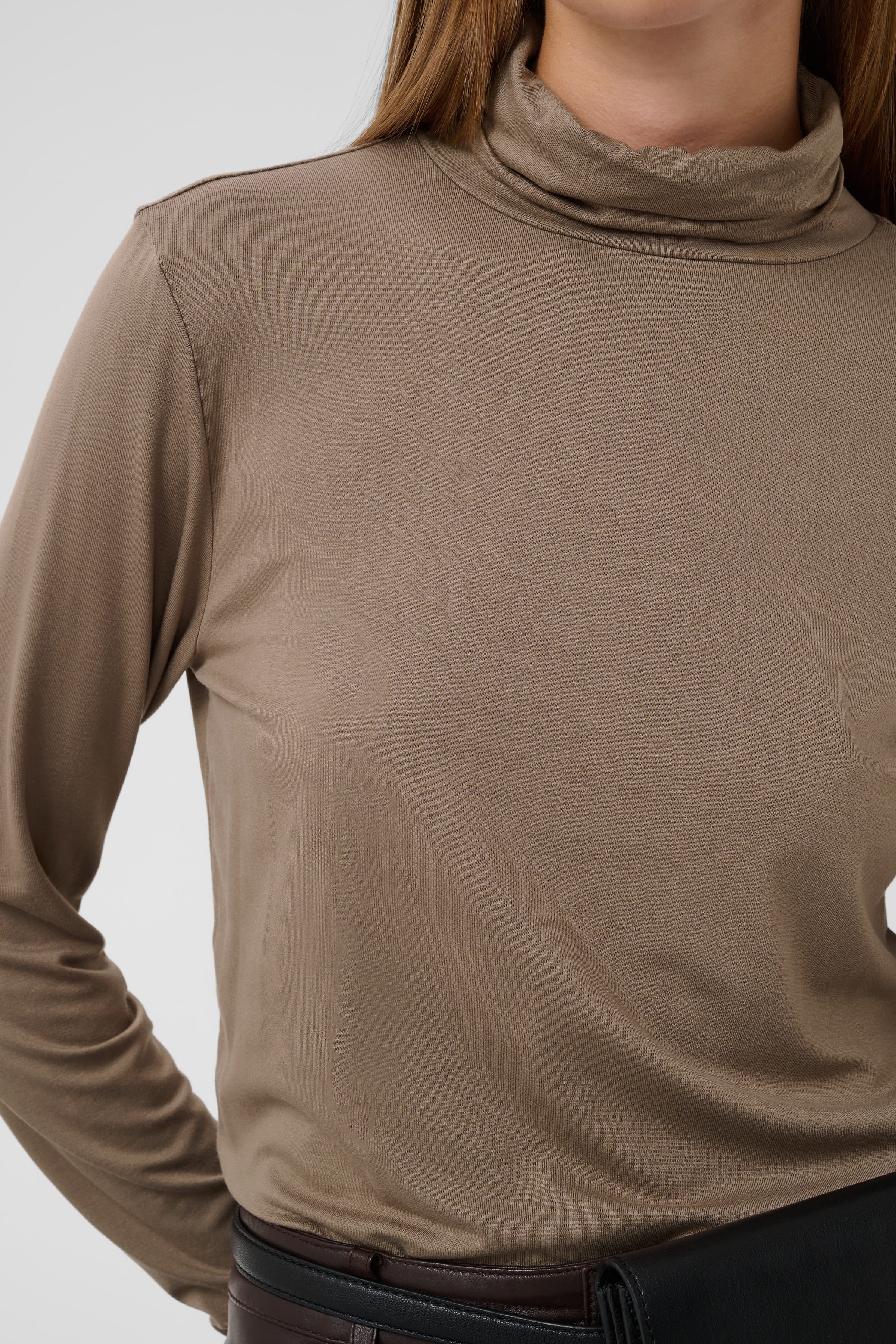 Soaked in Luxury SLHanadi lightweight ribbed turtleneck top