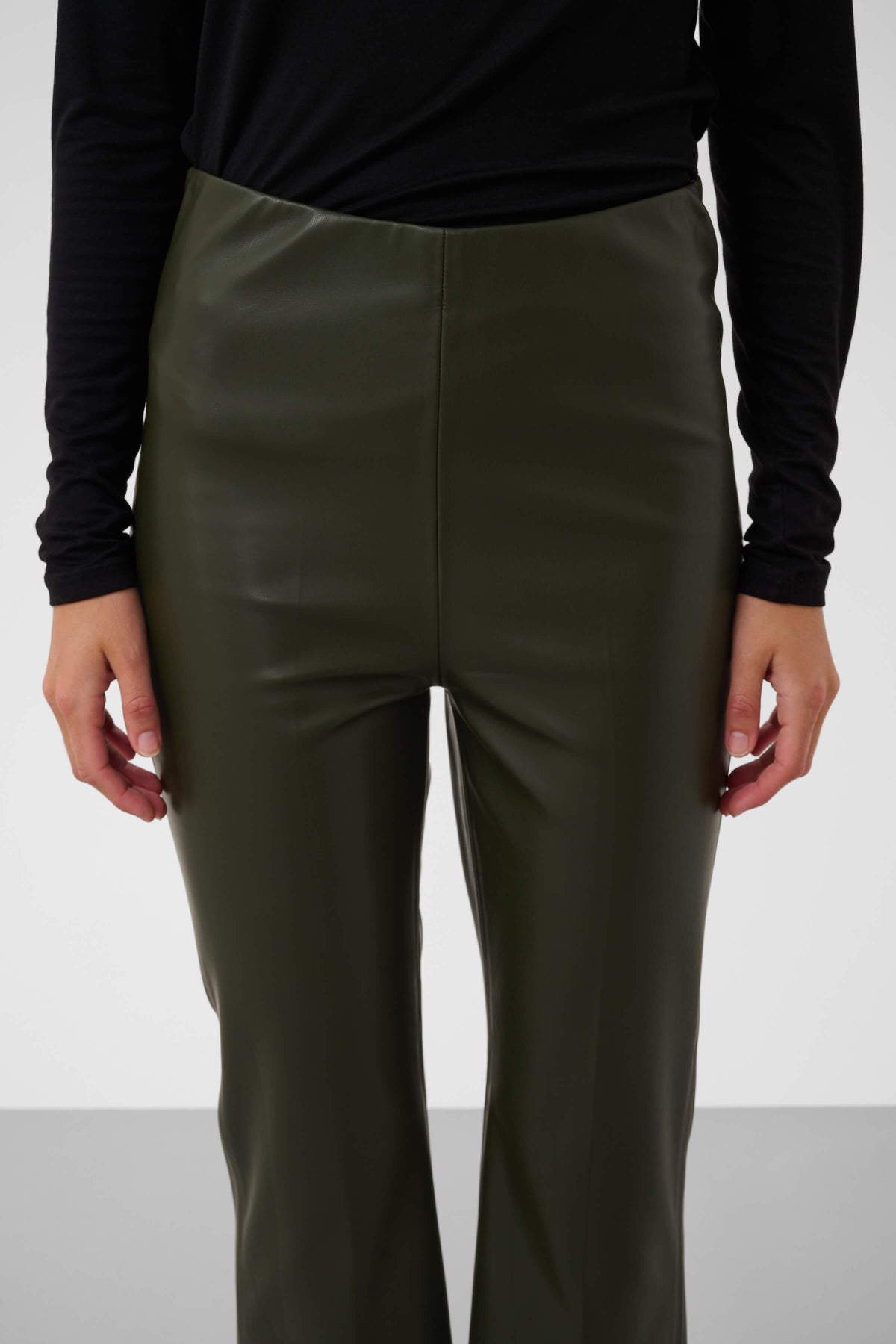 Close-up of the Kaylee trousers’ elasticated waistband