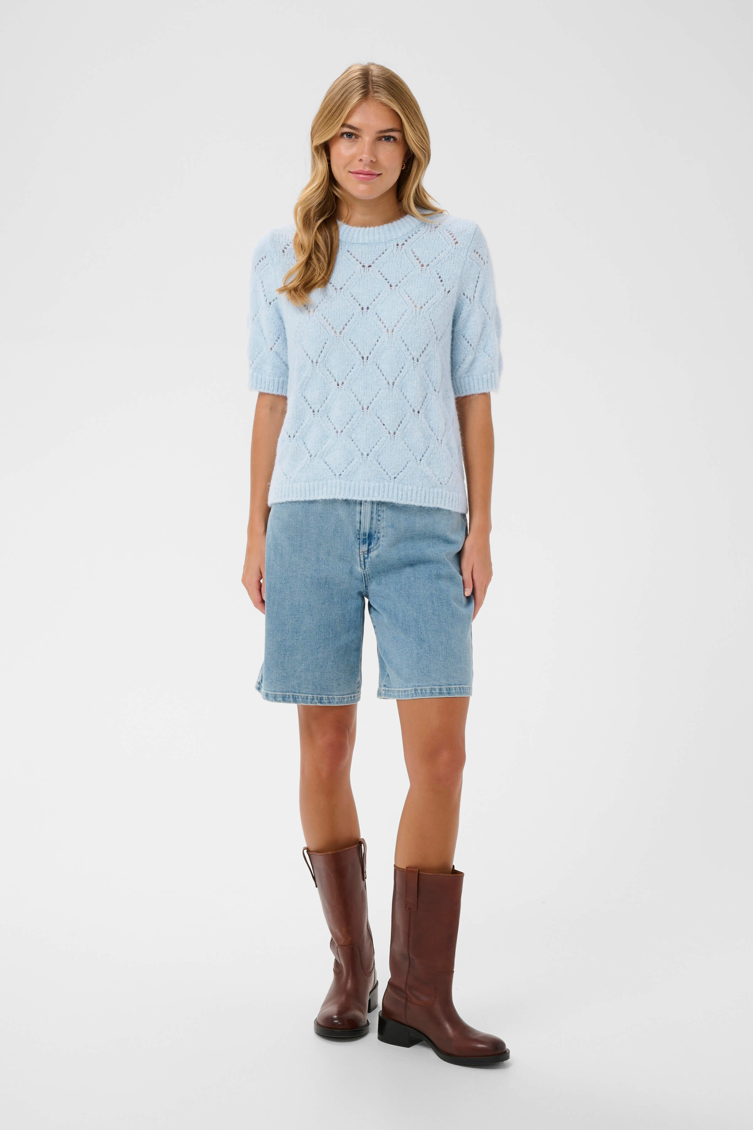 A summer outfit with a light blue short-sleeve sweater with diamond-shape detailing