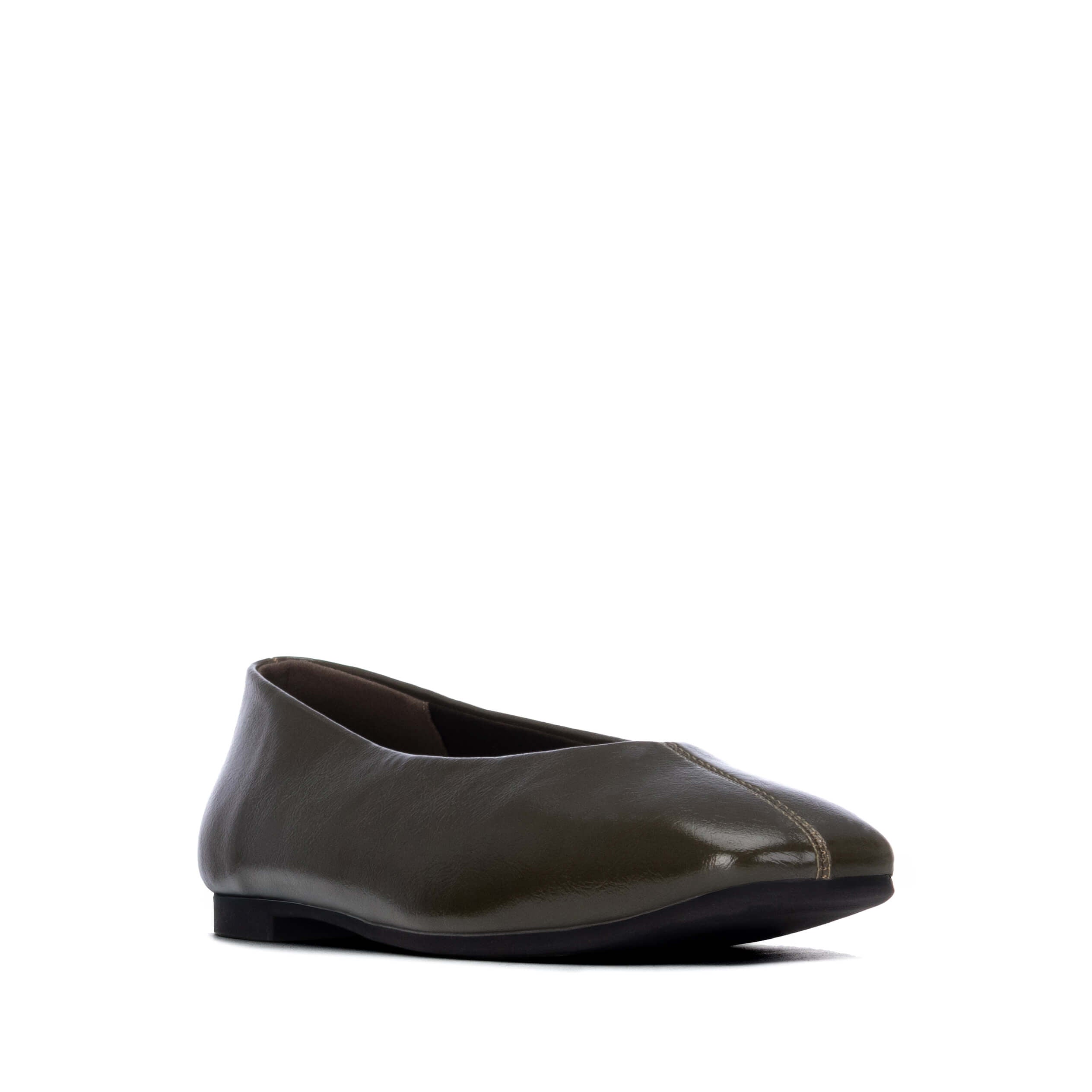 Xti versatile ballerina flat with a polished finish