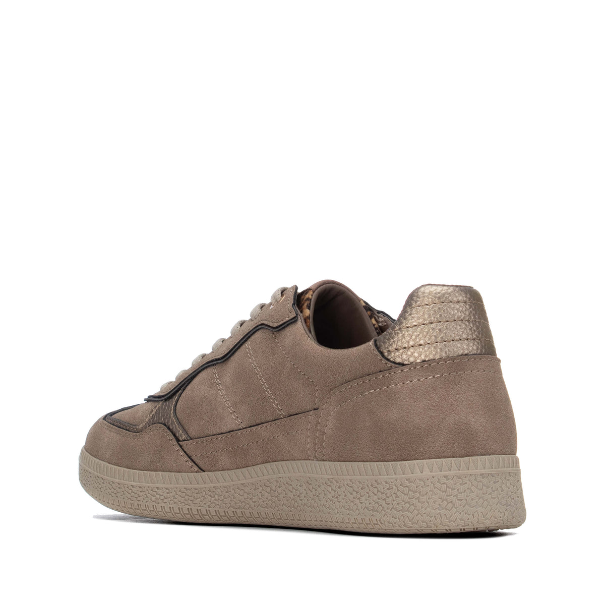 Women’s lace-up trainer with a thick stable sole