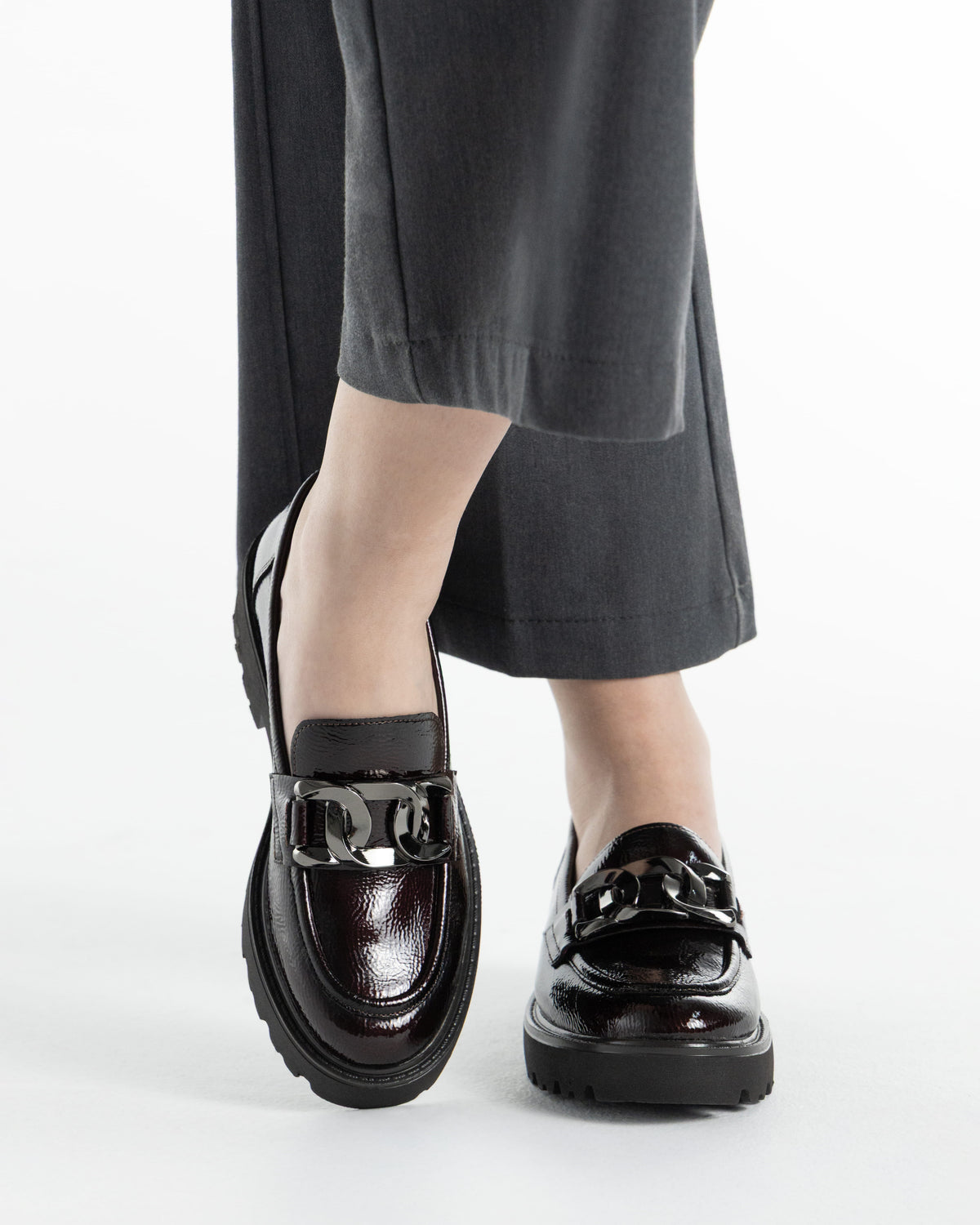 Xti women’s loafer 14625801 with glossy patent-look finish