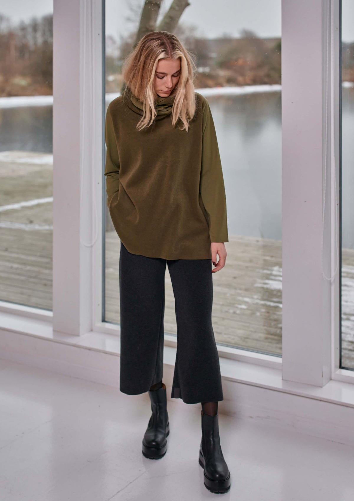 Soft black fleece cropped trousers from HSCPH