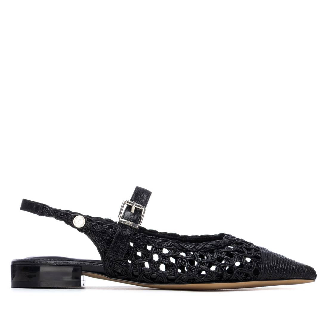 Black pointy-toe shoes with woven details 