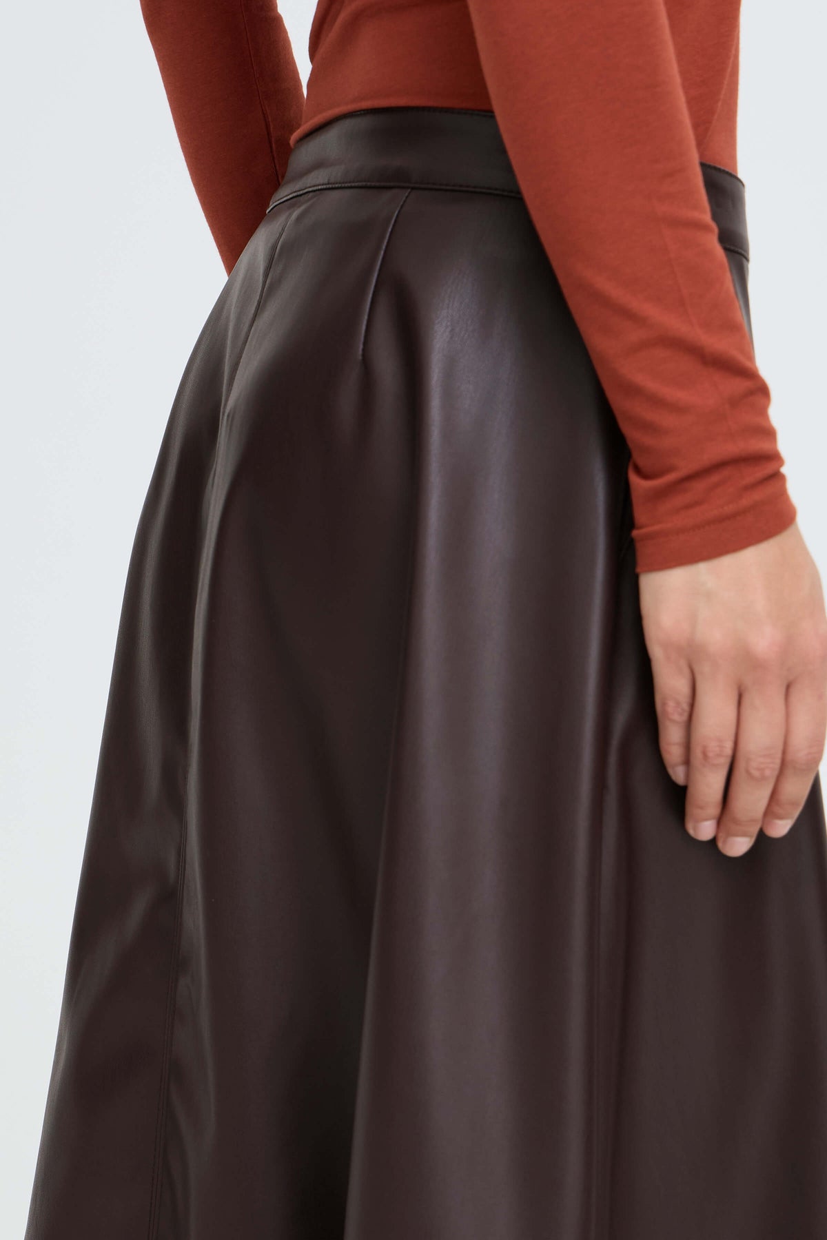 Close-up side view of the b.young Daja skirt showing clean panel seams and leather-look texture