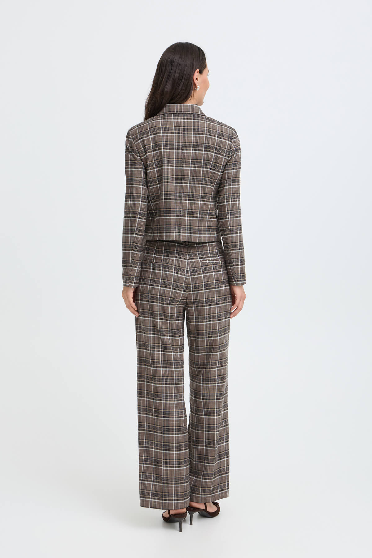 Back view of a model wearing the b.young Estolo cropped blazer