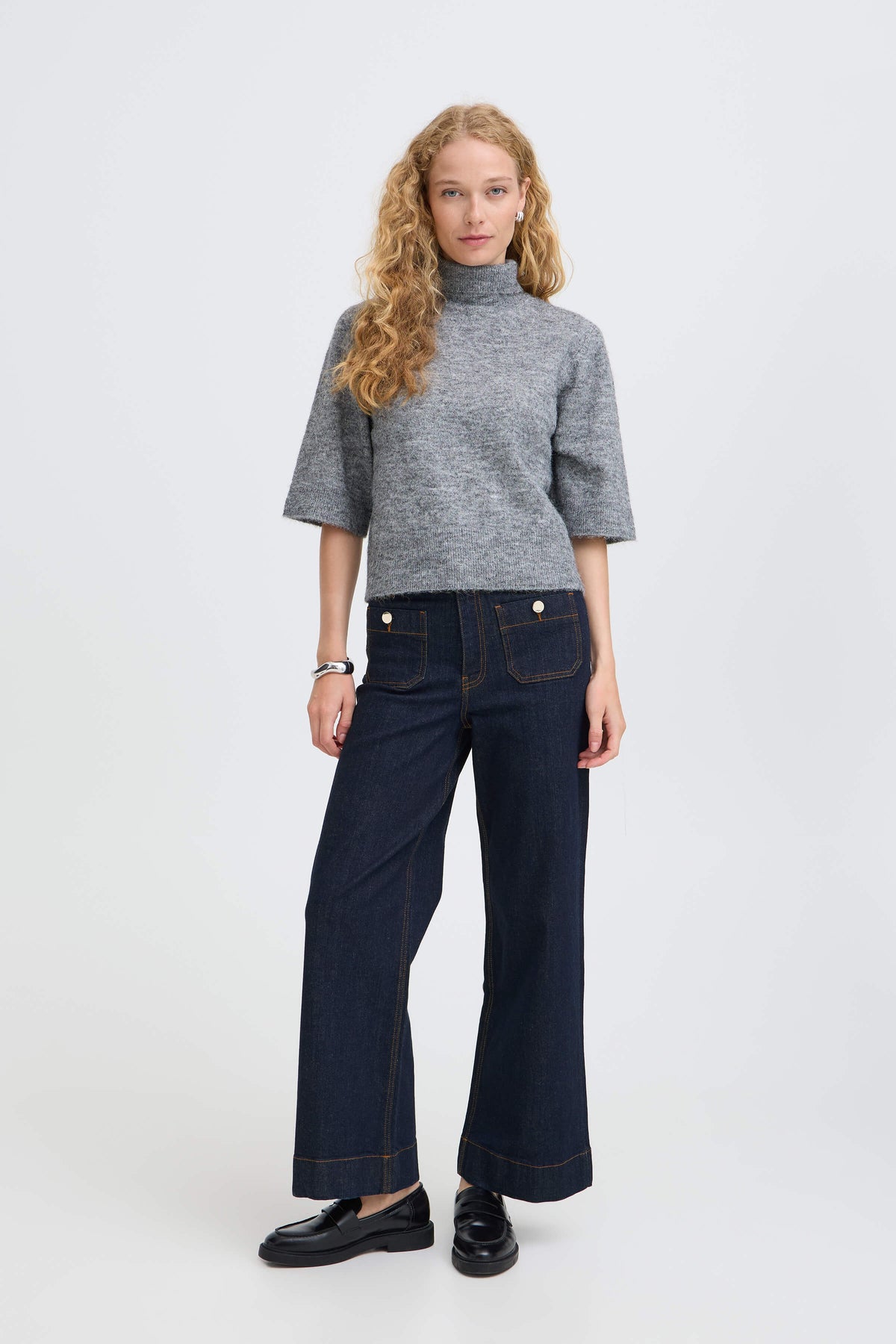 Full-length model wearing b.young Komma high-rise cropped wide-leg jeans