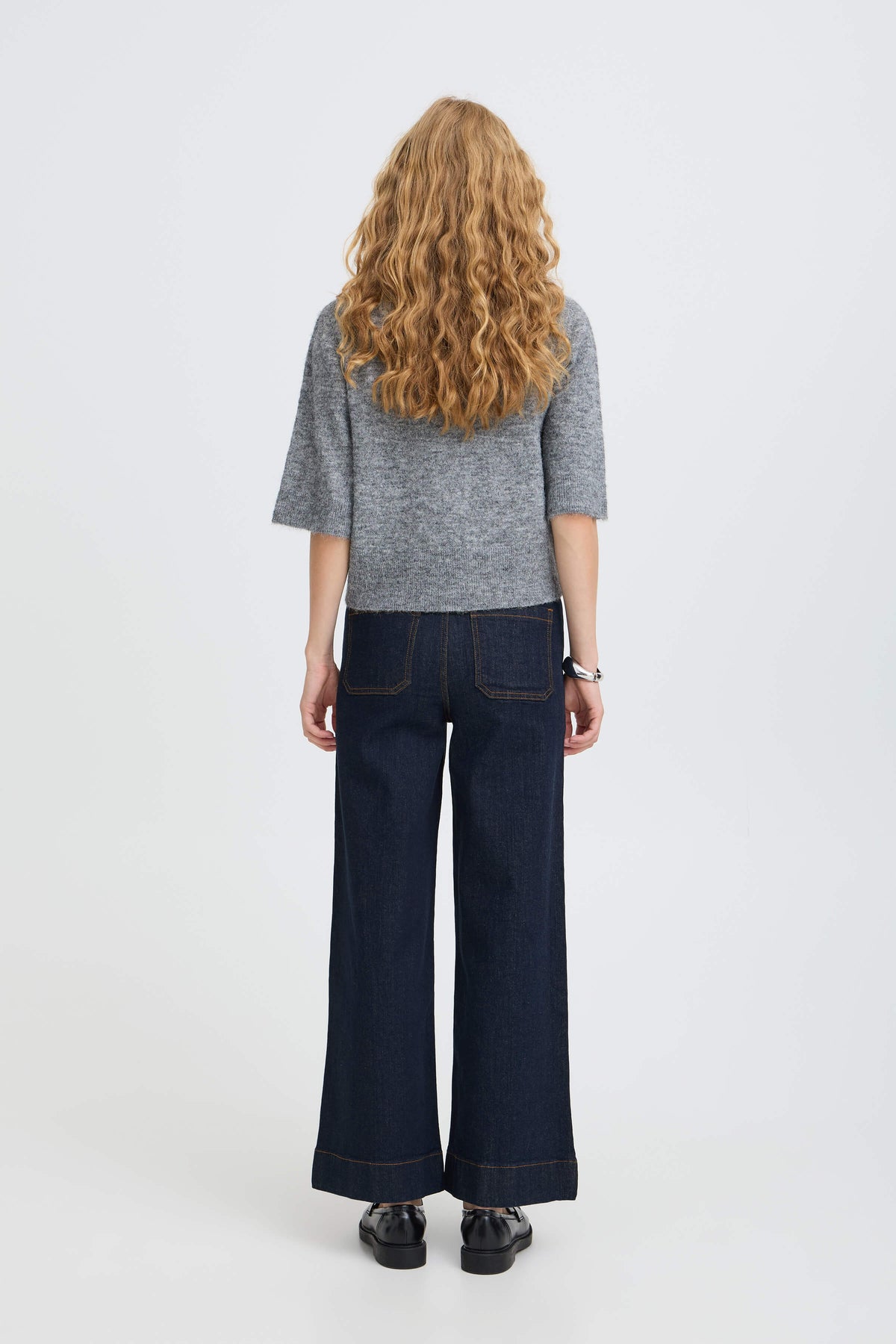 Back view of a model wearing b.young Komma cropped wide-leg jeans with back pockets