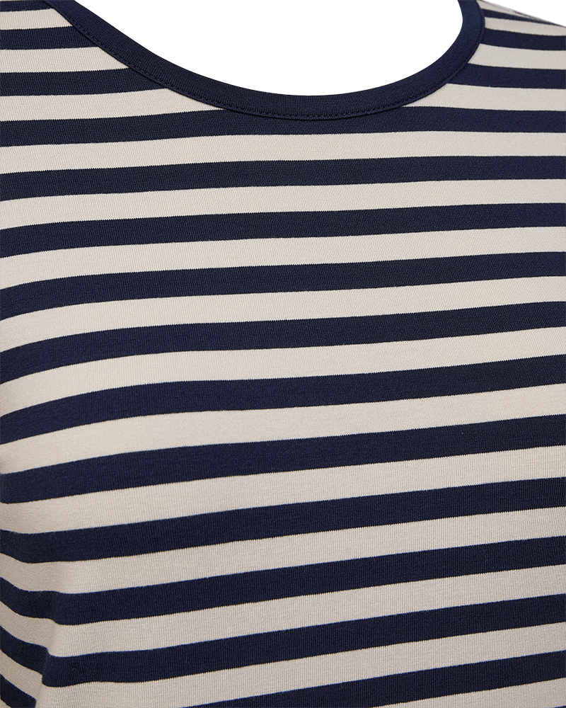 Women’s slim-fit Freequent top with a rounded neckline