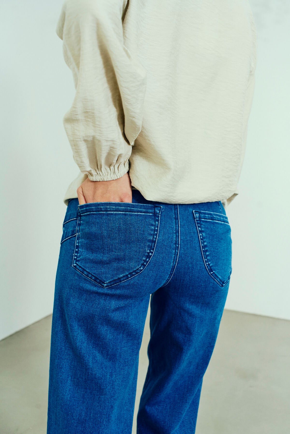 Freequent flared jeans with side and back pockets