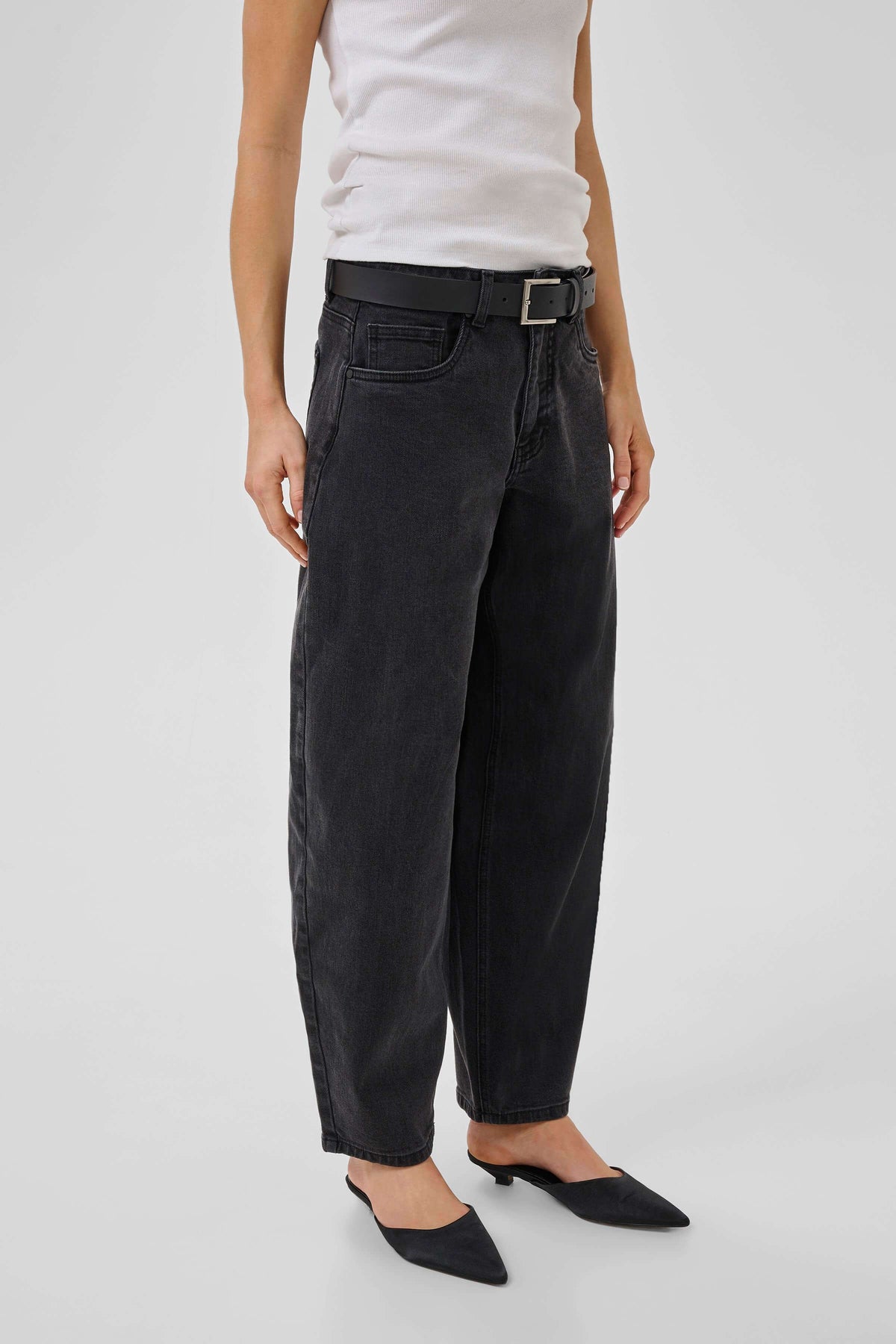 Front view of BalooMW women’s barrel jeans