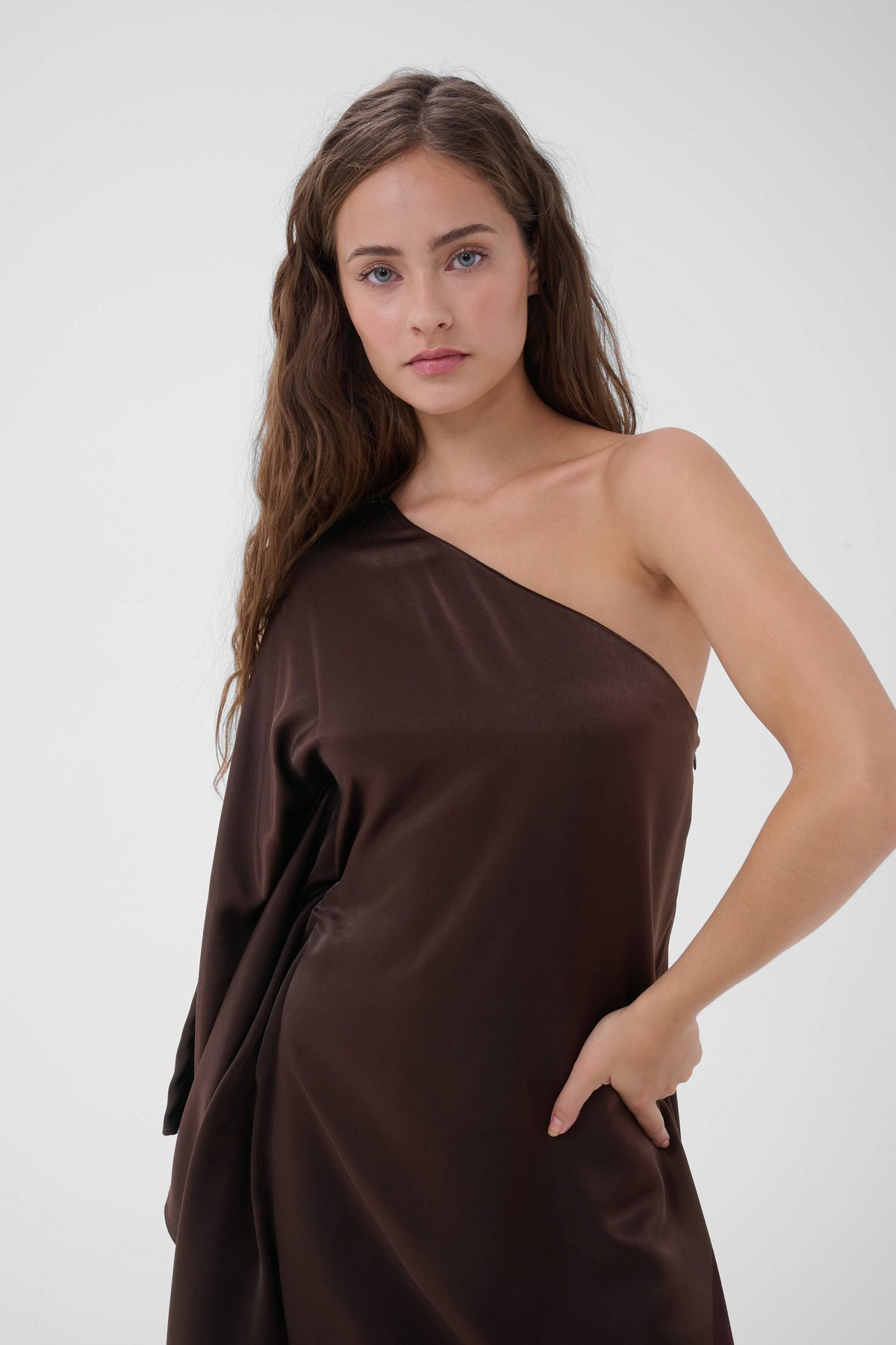 My Essential Wardrobe Estelle one-shoulder neckline detail