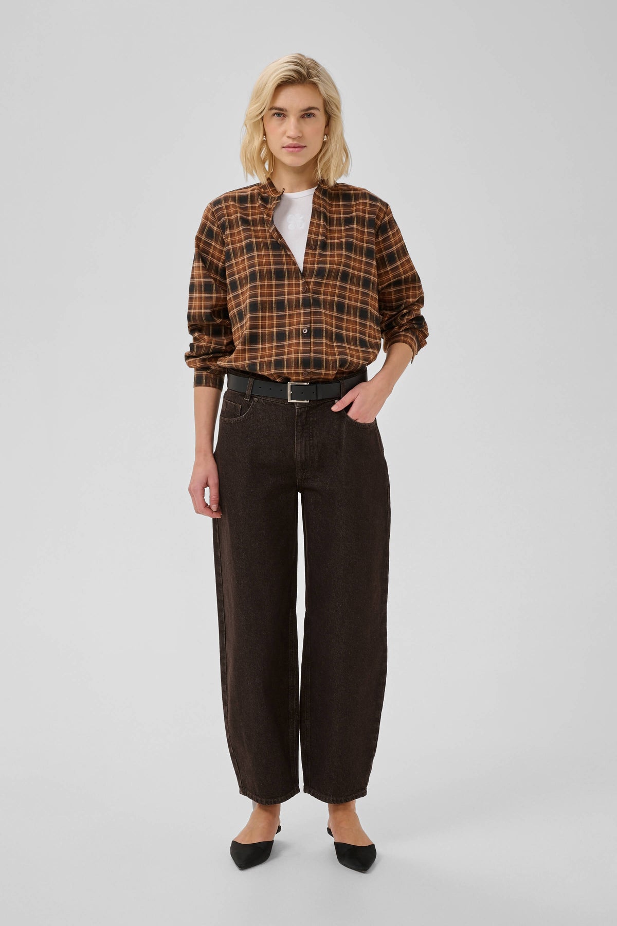 My Essential Wardrobe Lance dark brown jeans front view