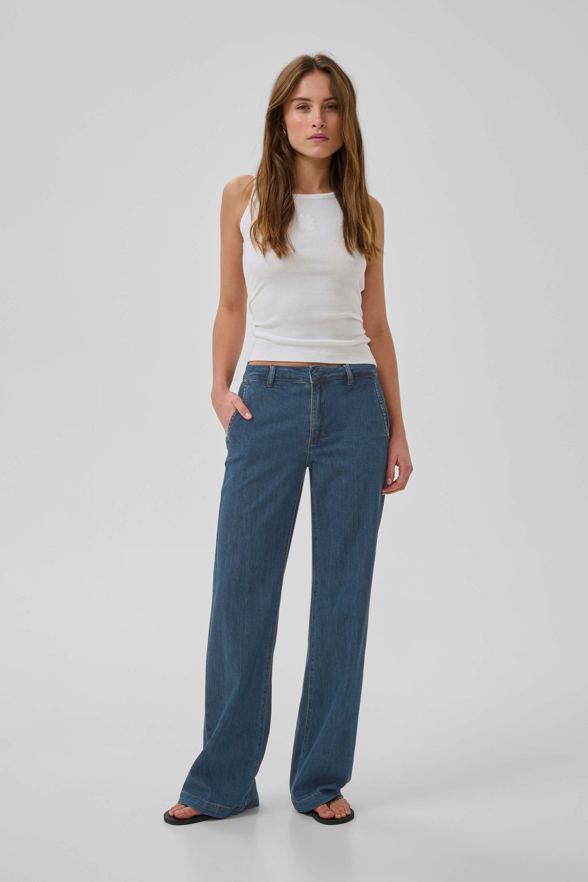 The Lara 115 jeans with a mid-rise waist and wide-leg silhouette