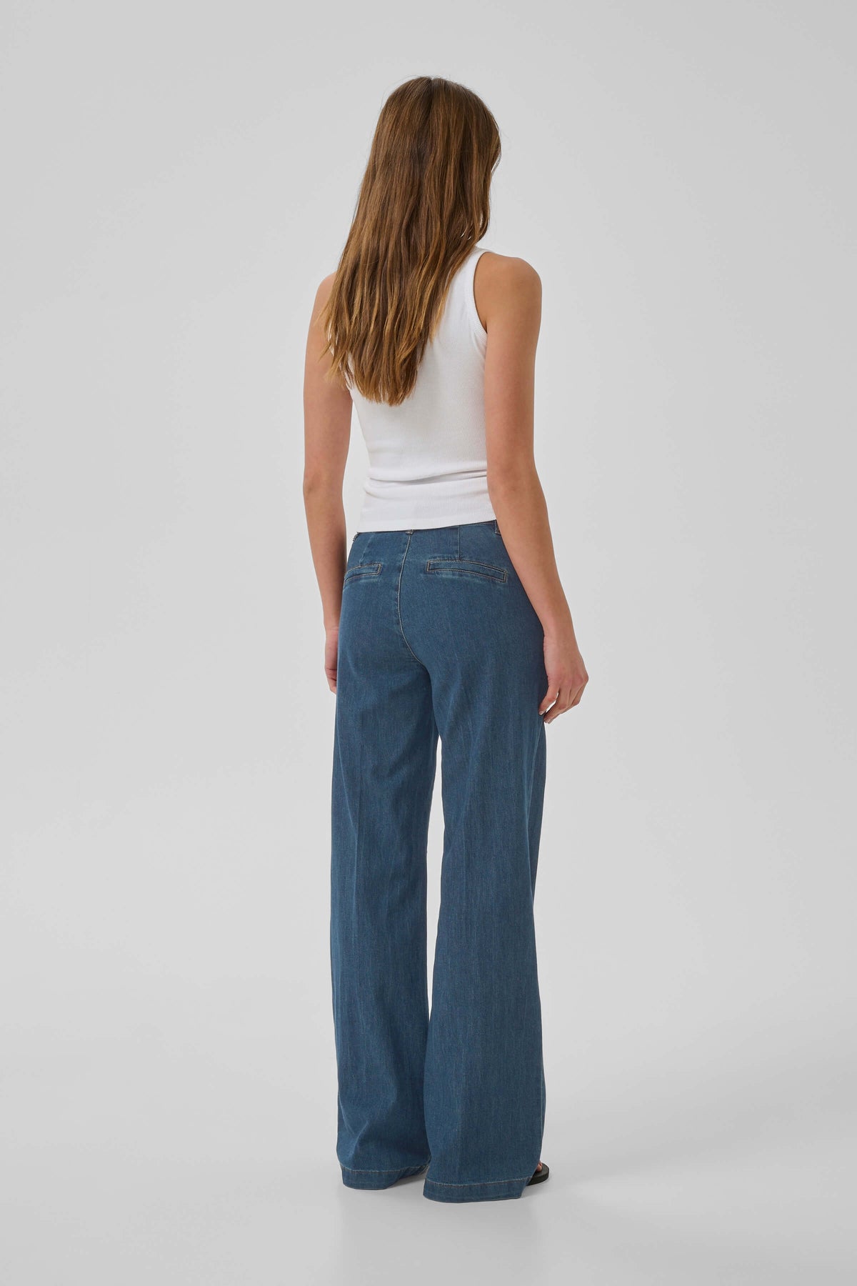 Side view of The Lara 115 jeans showing the straight cut