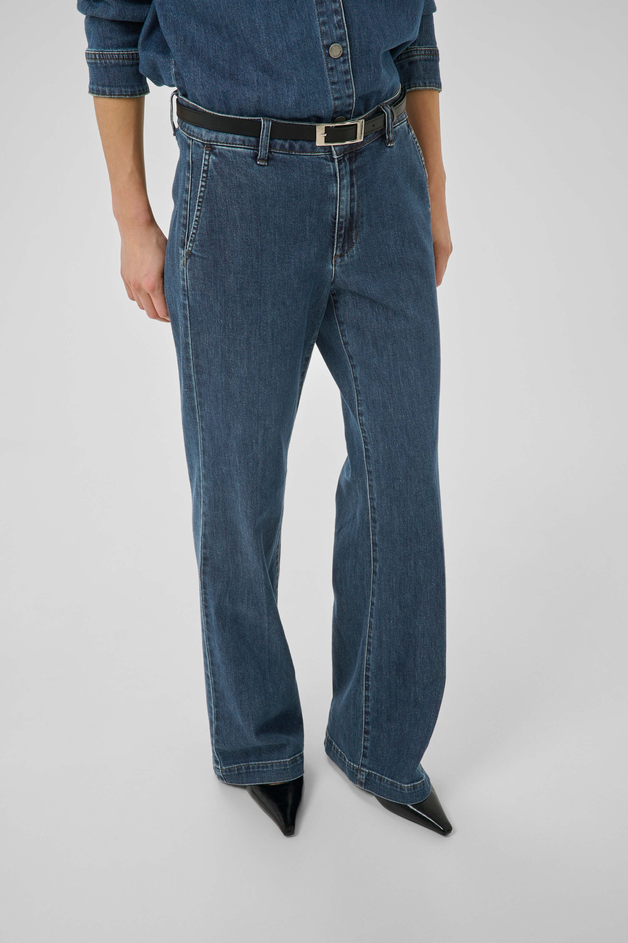 Close-up of The Lara 115 jeans with zip-fly fastening