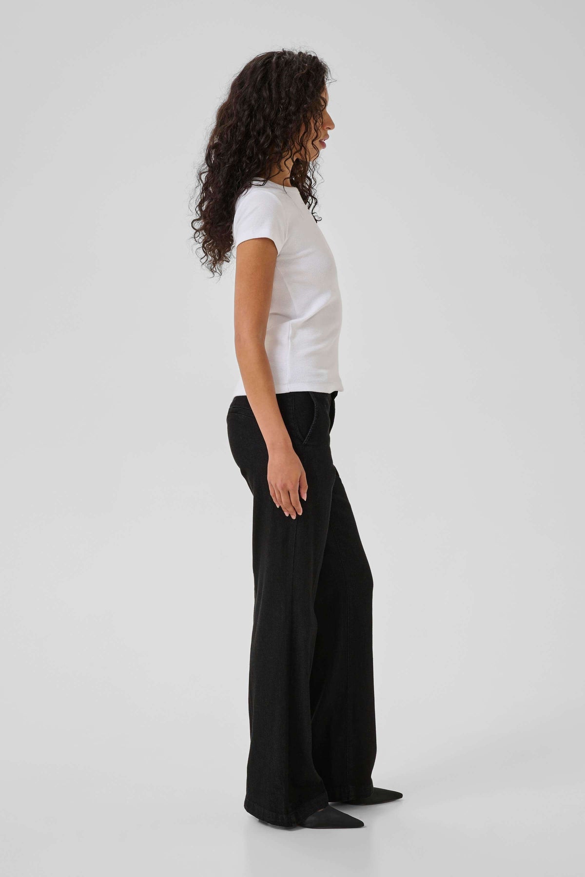 The Lara 115 mid-rise jeans with a wide-leg fit