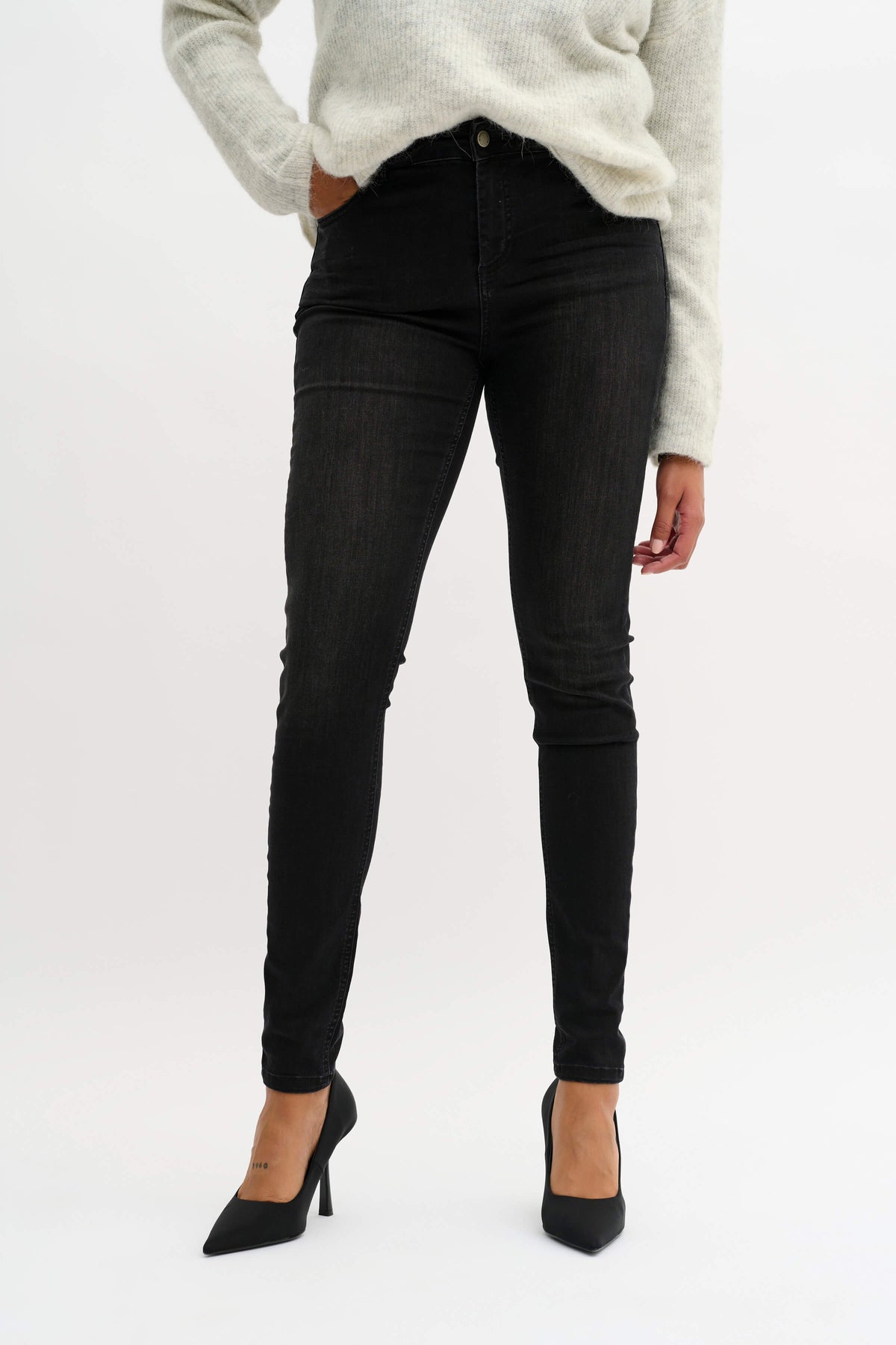 Close-up of the Nora High jeans’ waistband and fit
