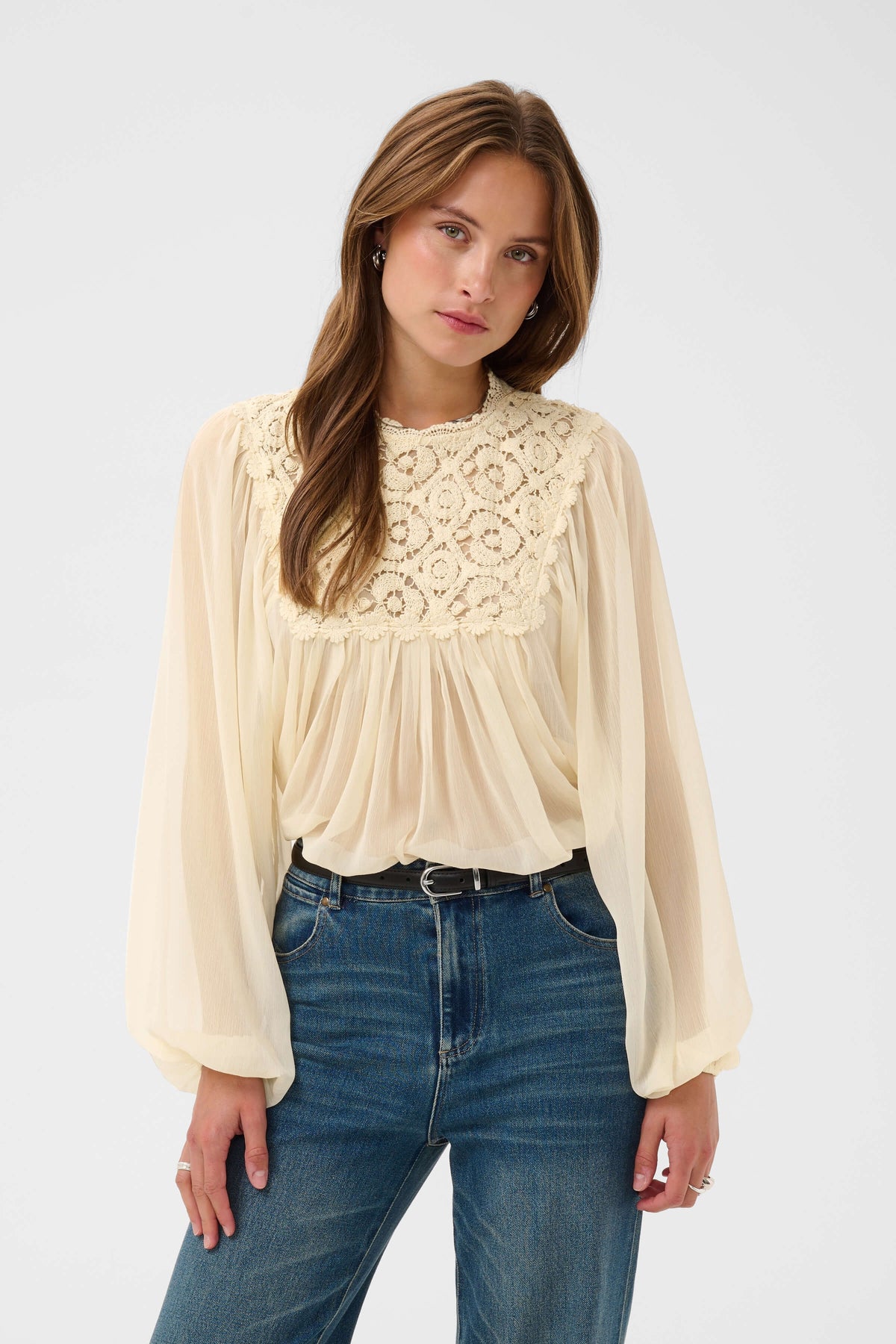 UlenkaSZ lace-detail blouse with a loose gathered silhouette