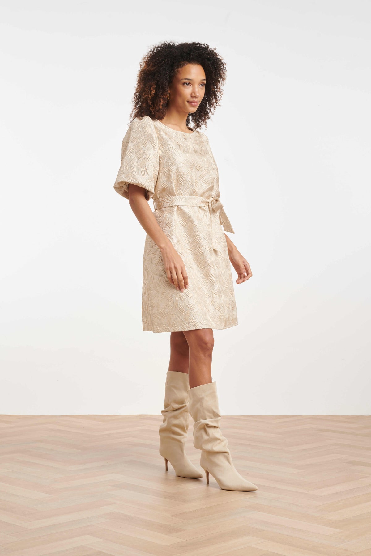 Side view of the Smashed Lemon belted short dress