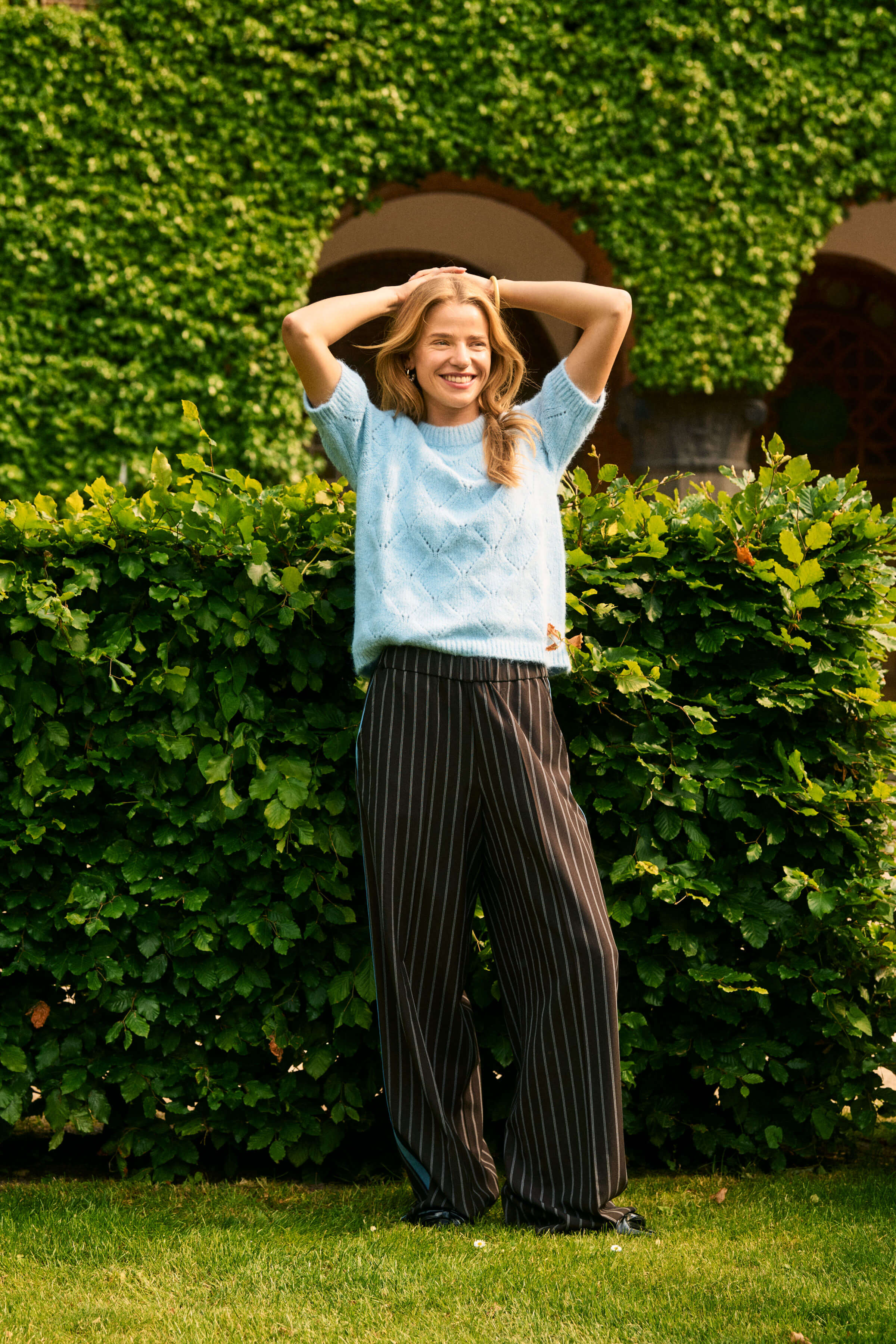 A summer look with a casual light blue knit 