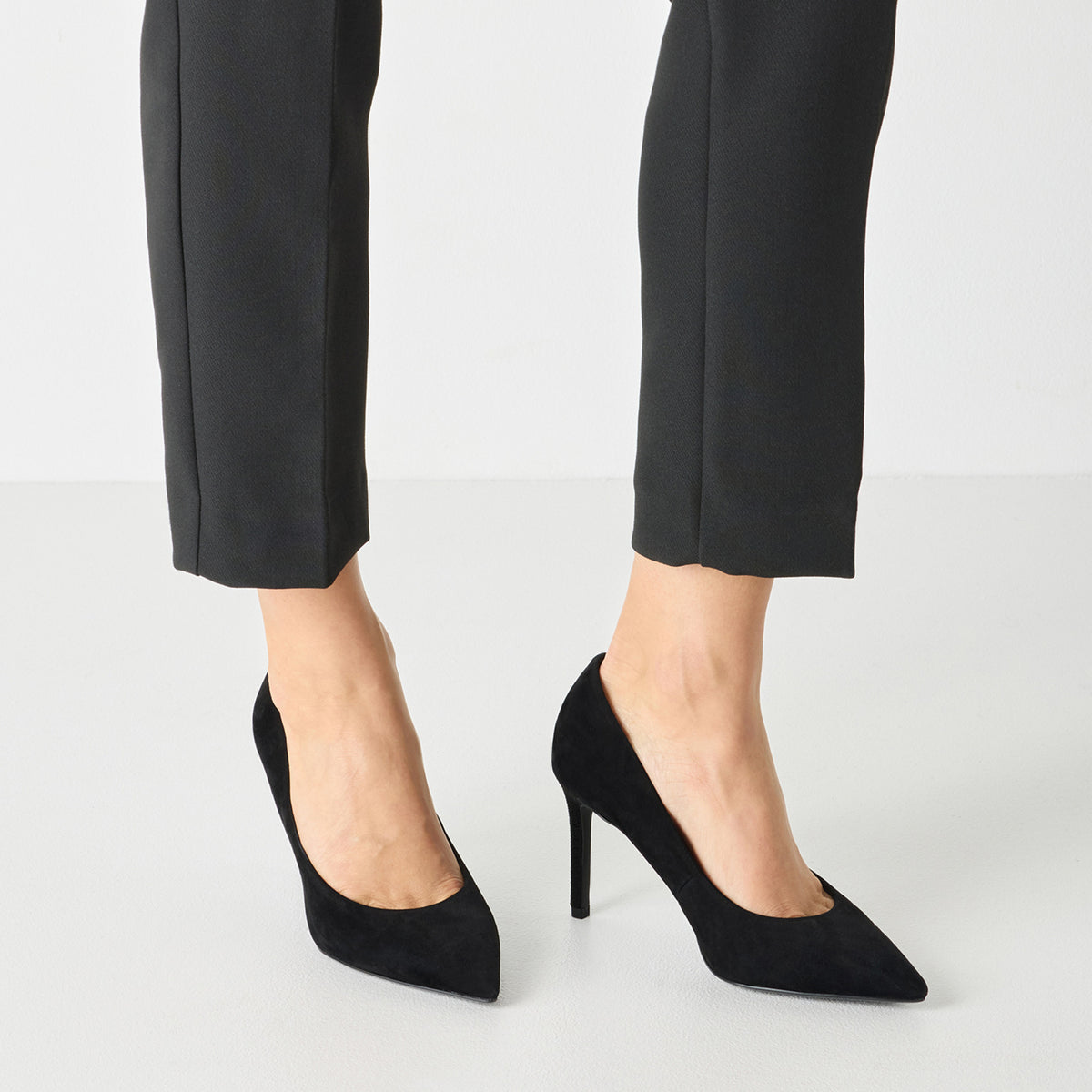 Tamaris 1-22480-42-098 court shoes with a sleek silhouette