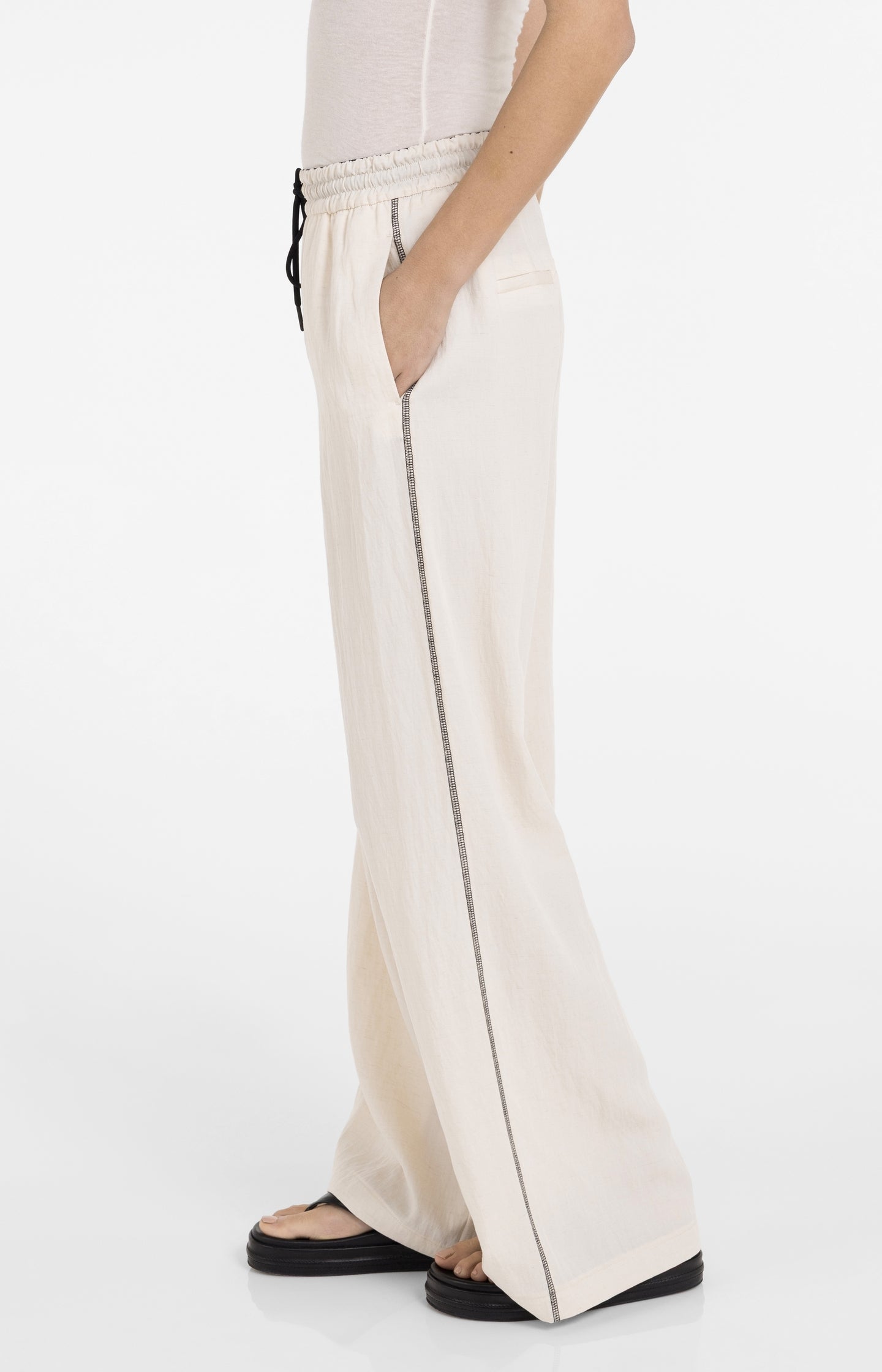 Trousers with contrast stitching on the sides