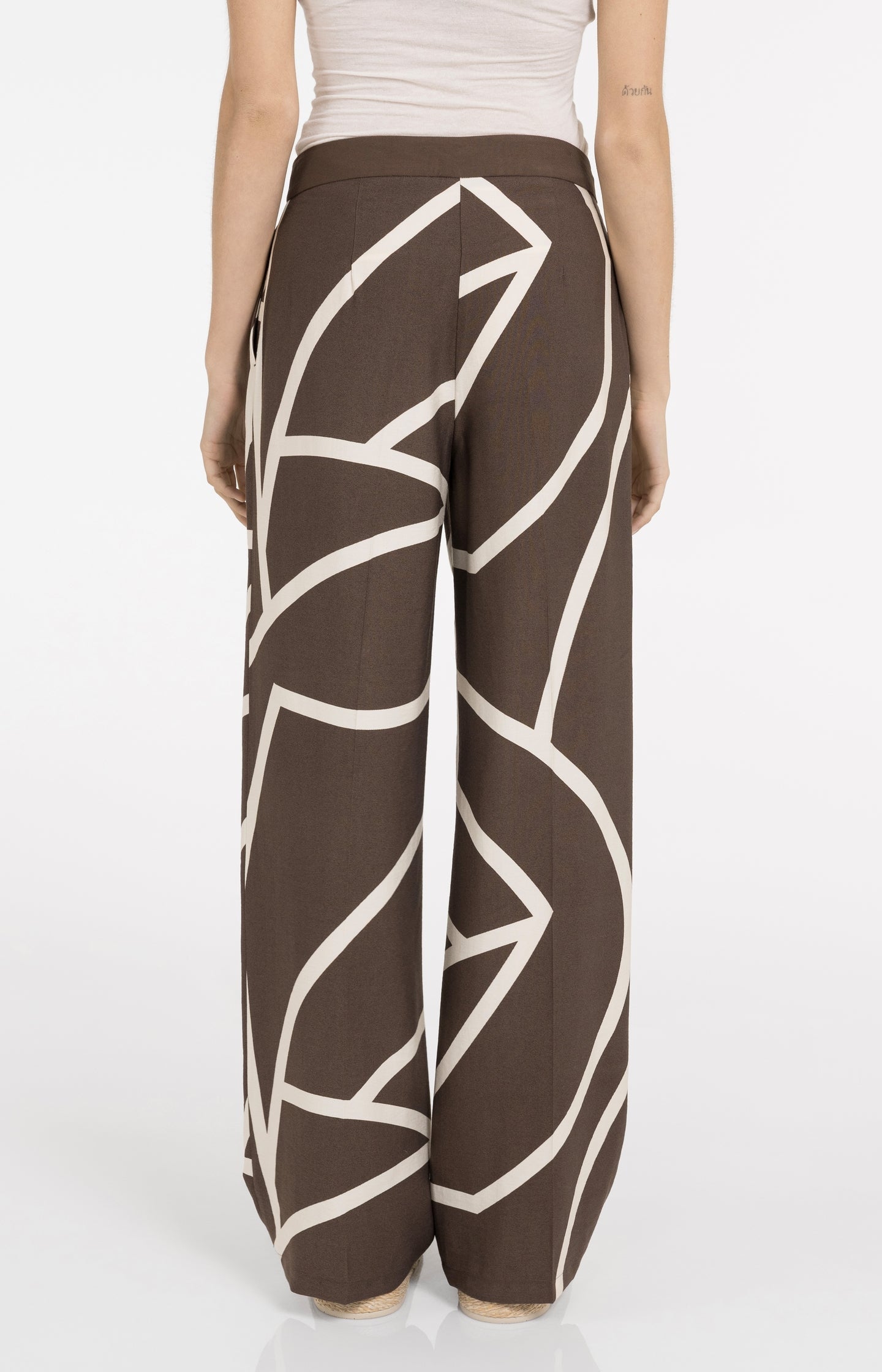 Light trousers with wide legs and print