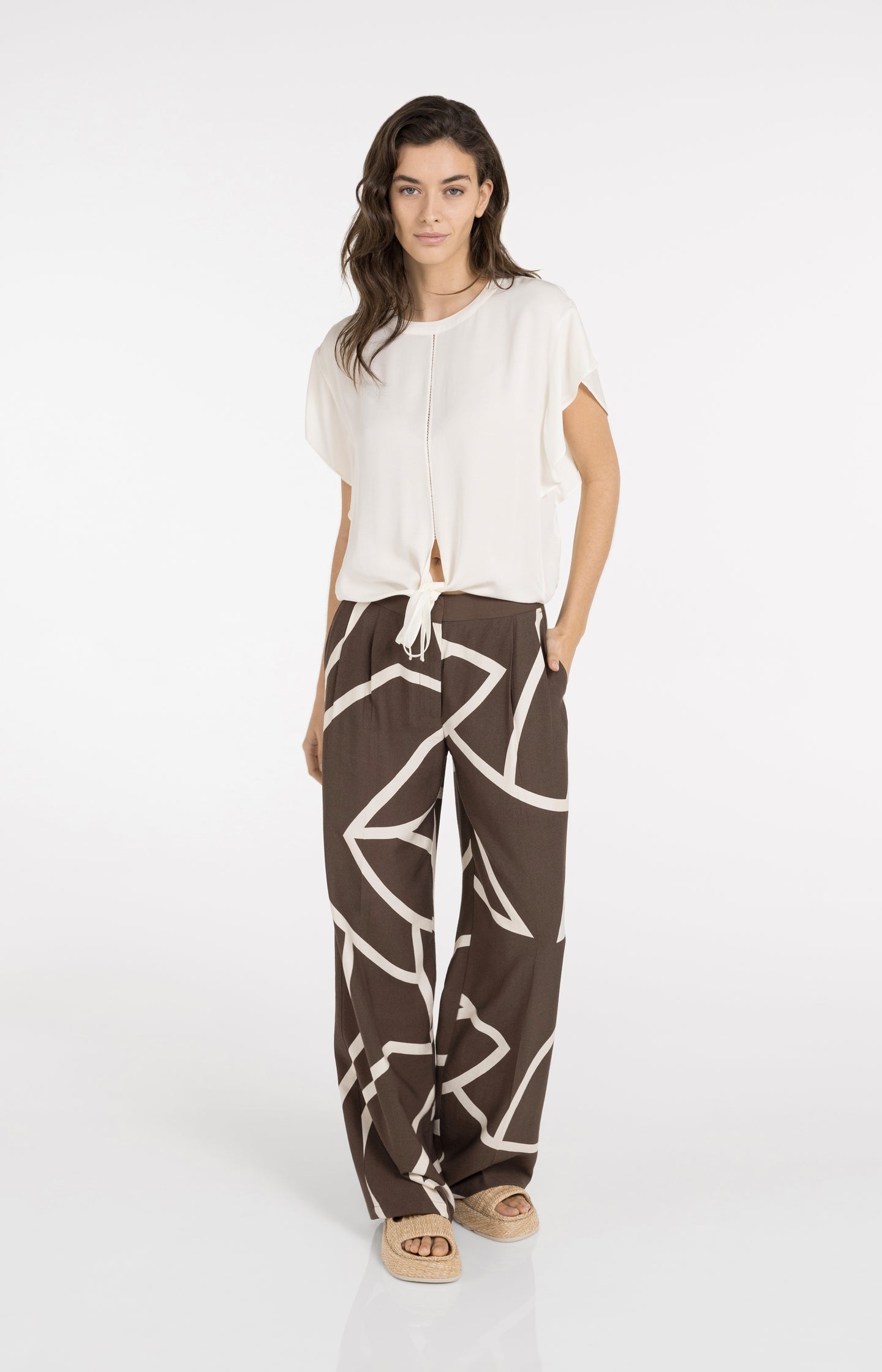 Trousers with wide legs and print