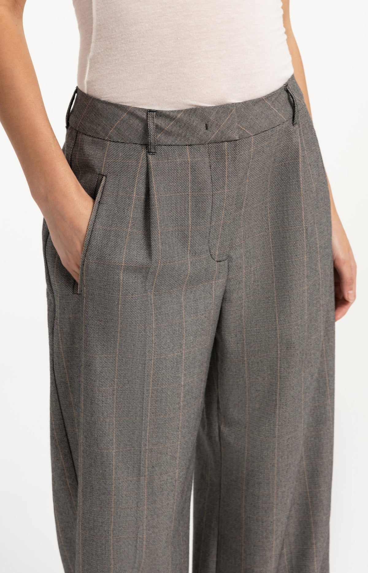 YAYA front pleat and check pattern detail